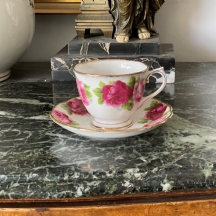 ספל פורצלן אנגלי ותחתית תואמת, מתוצרת: 'Royal Albert', מעוטרים בהדפס של שושנים