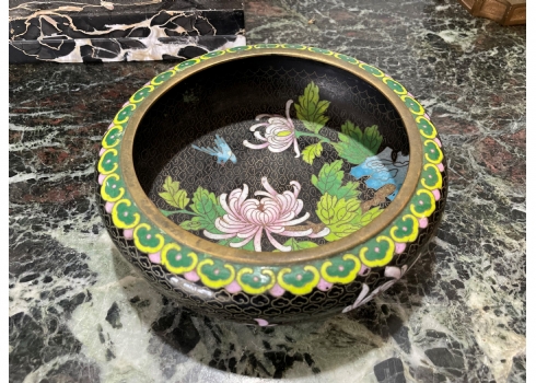 קערת קלואזונה (Cloisonné) סינית ישנה, עשויה נחושת מוזהבת מעוטרת אמייל