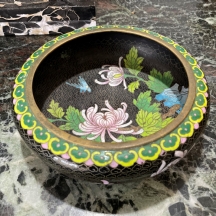קערת קלואזונה (Cloisonné) סינית ישנה, עשויה נחושת מוזהבת מעוטרת אמייל