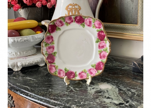 צלחת אנגלית לעוגה מתוצרת: 'Royal Albert', עשויה פורצלן ומעוטרת בהדפס של שושנים