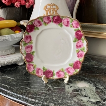 צלחת אנגלית לעוגה מתוצרת: 'Royal Albert', עשויה פורצלן ומעוטרת בהדפס של שושנים