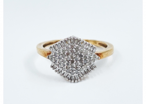 טבעת ישנה ויפה, עשויה זהב צהוב 14 קארט משובצת יהלומים, חלקם בליטוש 'באגט'