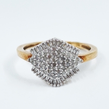 טבעת ישנה ויפה, עשויה זהב צהוב 14 קארט משובצת יהלומים, חלקם בליטוש 'באגט'