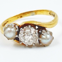 טבעת עתיקה עשויה זהב צהוב 18 קארט משובצת יהלום ושתי פנינים