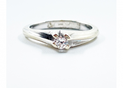 טבעת סוליטר עשויה זהב לבן 14 קארט, חתומה, משובצת בשיבוץ גבוה יהלום במשקל של כ-10