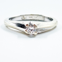 טבעת סוליטר עשויה זהב לבן 14 קארט, חתומה, משובצת בשיבוץ גבוה יהלום במשקל של כ-10