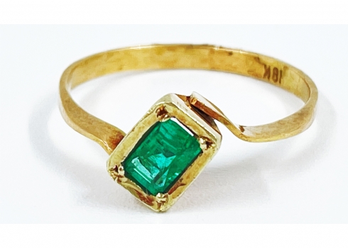 טבעת עשויה זהב צהוב 18 קראט, חתומה, משובצת אבן אמרלד