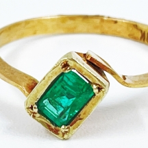 טבעת עשויה זהב צהוב 18 קראט, חתומה, משובצת אבן אמרלד