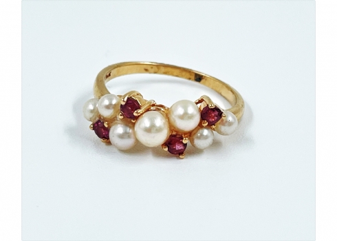 טבעת עשויה זהב 14 קראט, חתומה, משובצת פנינים ורובינים