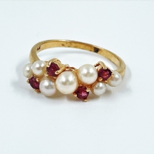 טבעת עשויה זהב 14 קראט, חתומה, משובצת פנינים ורובינים