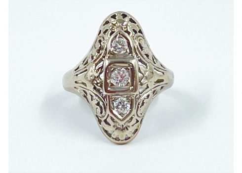 טבעת עתיקה עשויה זהב לבן 14 קראט משובצת יהלומים במשקל כולל של כ - 25 נקודות