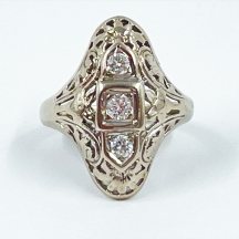 טבעת עתיקה עשויה זהב לבן 14 קראט משובצת יהלומים במשקל כולל של כ - 25 נקודות