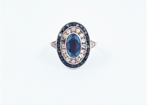 טבעת עתיקה עשויה זהב אדום 14 קארט וכסף, משובצת ספירים כחולים ולבנים (אחד חסר) המ