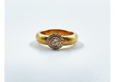 טבעת מעוצבת עשויה זהב צהוב 18 קארט בעבודת יד, משובצת יהלומים