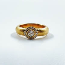 טבעת מעוצבת עשויה זהב צהוב 18 קארט בעבודת יד, משובצת יהלומים