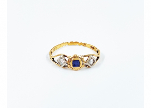 טבעת עתיקה מהמאה ה-19, עשויה זהב צהוב 18 קארט, משובצת ספירים כחולים ולבנים