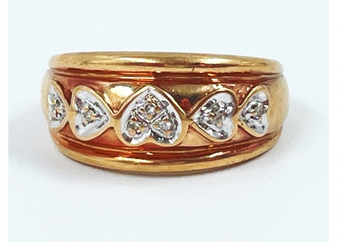 טבעת טבעת עשויה זהב צהוב 9 קראט, בעיצוב לבבות משובצים יהלומים