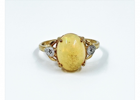 טבעת טבעת עשויה זהב צהוב 9 קראט, משובצת אופל במשקל של כ- 2.26 קראט ויהלומים