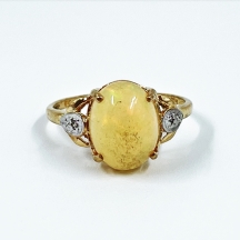 טבעת טבעת עשויה זהב צהוב 9 קראט, משובצת אופל במשקל של כ- 2.26 קראט ויהלומים