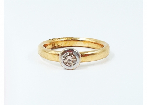 טבעת טבעת עשויה זהב צהוב ולבן 14 קארט משובצת יהלום במשקל של כ: 20 נקודות