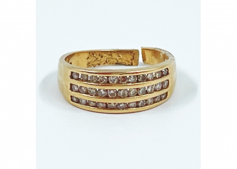 טבעת טבעת עשויה זהב צהוב 14 קראט, משובצת שלוש שורות של יהלומים
