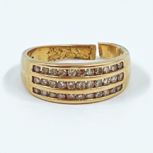 טבעת טבעת עשויה זהב צהוב 14 קראט, משובצת שלוש שורות של יהלומים