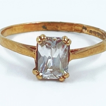 טבעת עשויה זהב צהוב 9 קארט משובצת זירקוניה.