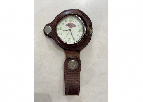 שעון מתוצרת הארלי דוידסון, נתון בנרתיק עור, במצב עבודה תקין