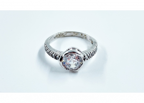 טבעת עשויה זהב לבן 14 קארט משובצת זירקוניה, משקל כולל: 3.92 גרם