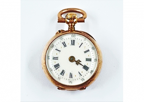 שעון כיס לאישה (יכול לשמש כתליון) עשוי זהב משובץ אבני ספיר כחולות ויהלומים