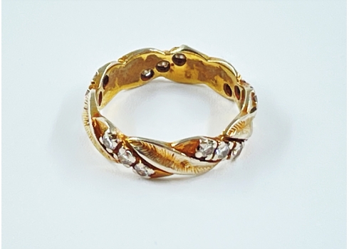 טבעת 'צמה' עשויה זהב צהוב 14 קארט משובצת יהלומים במשקל כולל של כ: 75 נקודות.