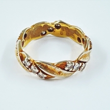 טבעת 'צמה' עשויה זהב צהוב 14 קארט משובצת יהלומים במשקל כולל של כ: 75 נקודות.