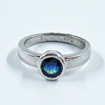 טבעת עשויה זהב לבן 14 קארט, חתומה, משובצת אבן ספיר כחול, משקל כולל: 4.91 גרם