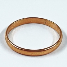 טבעת נישואין עשויה זהב צהוב 14 קארט, משקל: 2.37 גרם, מידה לפי מוט מדידה מצולם.