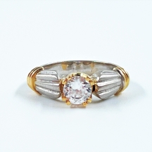 טבעת עשויה זהב לבן וצהוב 14 קארט, חתומה, משובצת זירקוניה, משקל כולל: 6.08 גרם