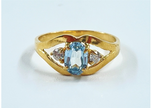 טבעת זהב עשויה זהב צהוב 14 קארט, חתומה, משובצת אבן אקווה מרין תכולה ושני יהלומים