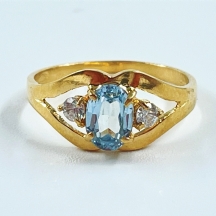 טבעת זהב עשויה זהב צהוב 14 קארט, חתומה, משובצת אבן אקווה מרין תכולה ושני יהלומים