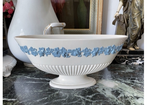 כלי אנגלי ישן ויפה מתוצרת: 'וודג'ווד' (Wedgwood), מעוטר עיטורי בלט בדגם עלי גפן