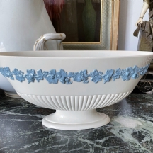 כלי אנגלי ישן ויפה מתוצרת: 'וודג'ווד' (Wedgwood), מעוטר עיטורי בלט בדגם עלי גפן