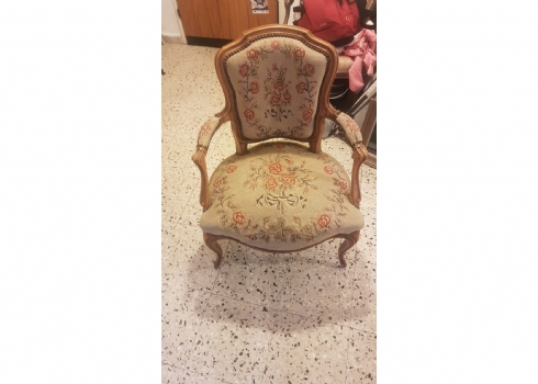 כיסא ישן בסגנון עתיק עשוי עץ מגולף וריפוד מאריג גובלן