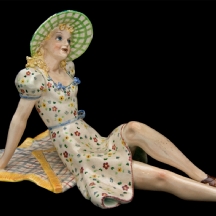 פסל חרס איטלקי בדמות נערה משתזפת