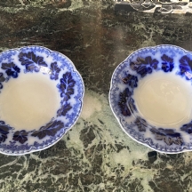 זוג צלחות חרס אנגליות עתיקות (ויקטוריאניות), מעוטרות בהדפס מועבר בכחול קובלט