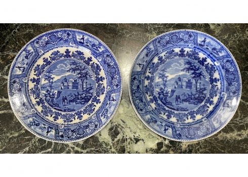 זוג צלחות חרס אנגליות עתיקות (ויקטוריאניות), מעוטרות בהדפס מועבר בכחול קובלט