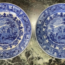 זוג צלחות חרס אנגליות עתיקות (ויקטוריאניות), מעוטרות בהדפס מועבר בכחול קובלט