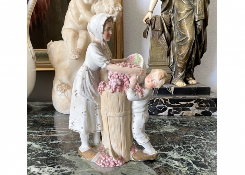 פסל ביסקוויט עתיק בדמות בוצרת ענבים חד הורית (מבחירה) וילד, מעוטר בצביעת יד