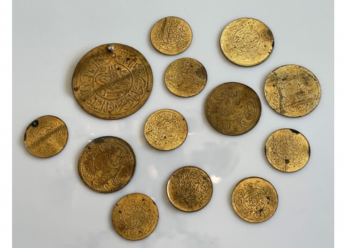 לוט של 13 קישוט מתכת מוזהבים, מעוצבים כמטבעות עות'מאניים עתיקים, מצב בהתאם לגיל