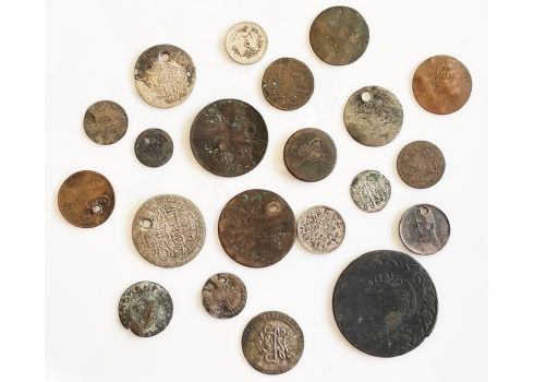 לוט של מטבעות מתכת עות'מאניים עתיקים, חלקם עשויים כסף