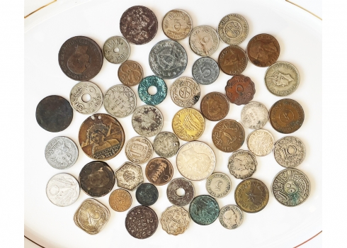 לוט מטבעות ישנים מרחבי העולם, חלקם עשויים כסף, מצבים משתנים.