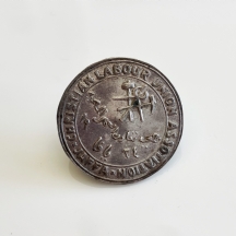 סיכה ישנה עשויה מתכת, נושאת את הכיתוב: 'Christian Labour Union Assotiation Jaffa