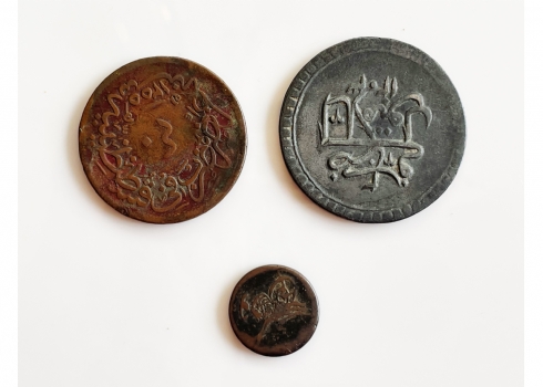 לוט של 3 מטבעות עות'מאניים עתיקים עשויים מתכת, מצב בהתאם לגיל